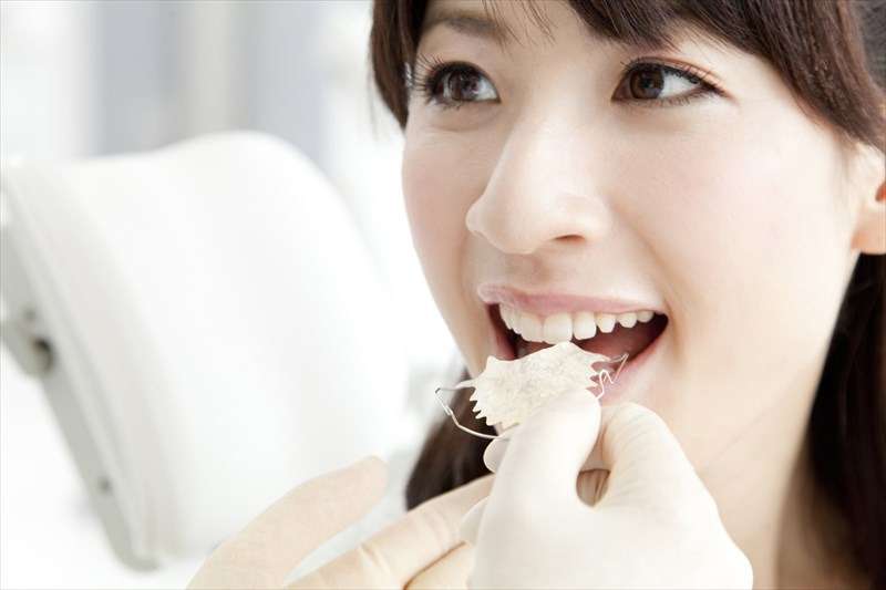 歯科矯正を受ける女性患者